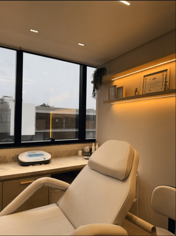 Sala de atendimento da Clínica MC com maca confortável e vista para a cidade